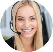blonde Frau mit Headset im Kundenservice, lächelt direkt in die Kamera